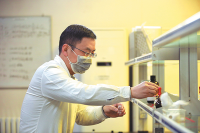 焊花映初心 匠心铸未来——陕西2023年一季度重点项目观摩中的电焊工群像