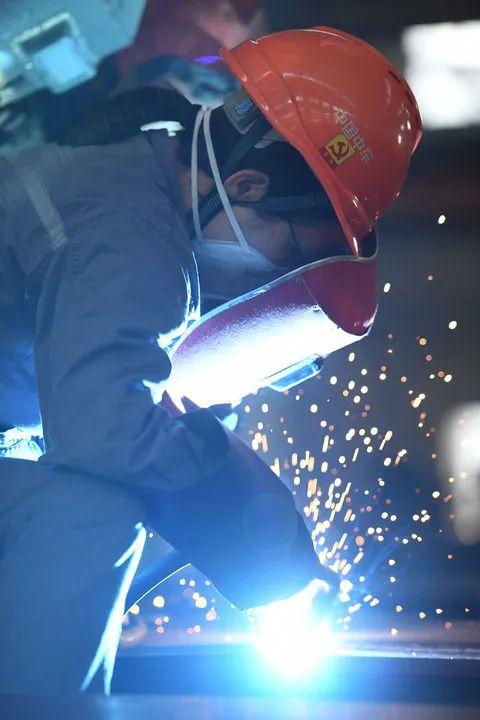 八千度弧光映照两万日夜，“电焊花木兰”淬炼大国匠心