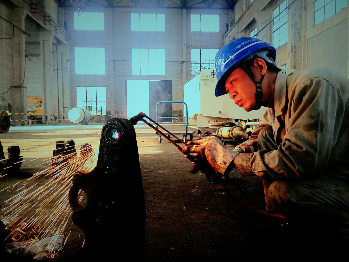 焊花飞舞下的工匠——记现代电焊工的技艺与坚守